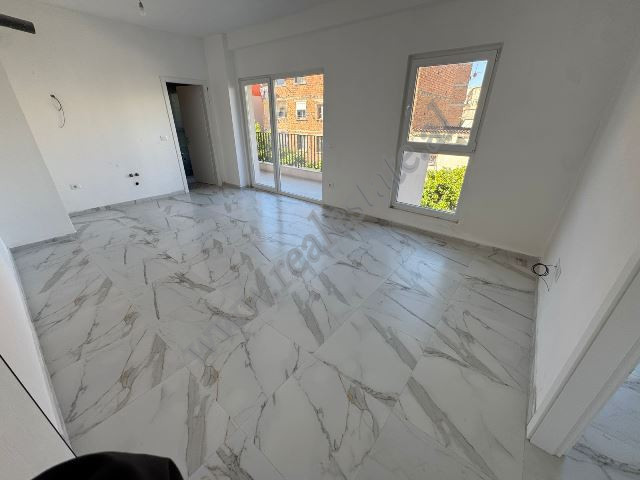 Ambient zyre me qira ne rrugen Dritan Hoxha tek kompleksi Aura ne Tirane.
Pozicionohet ne katin e 1